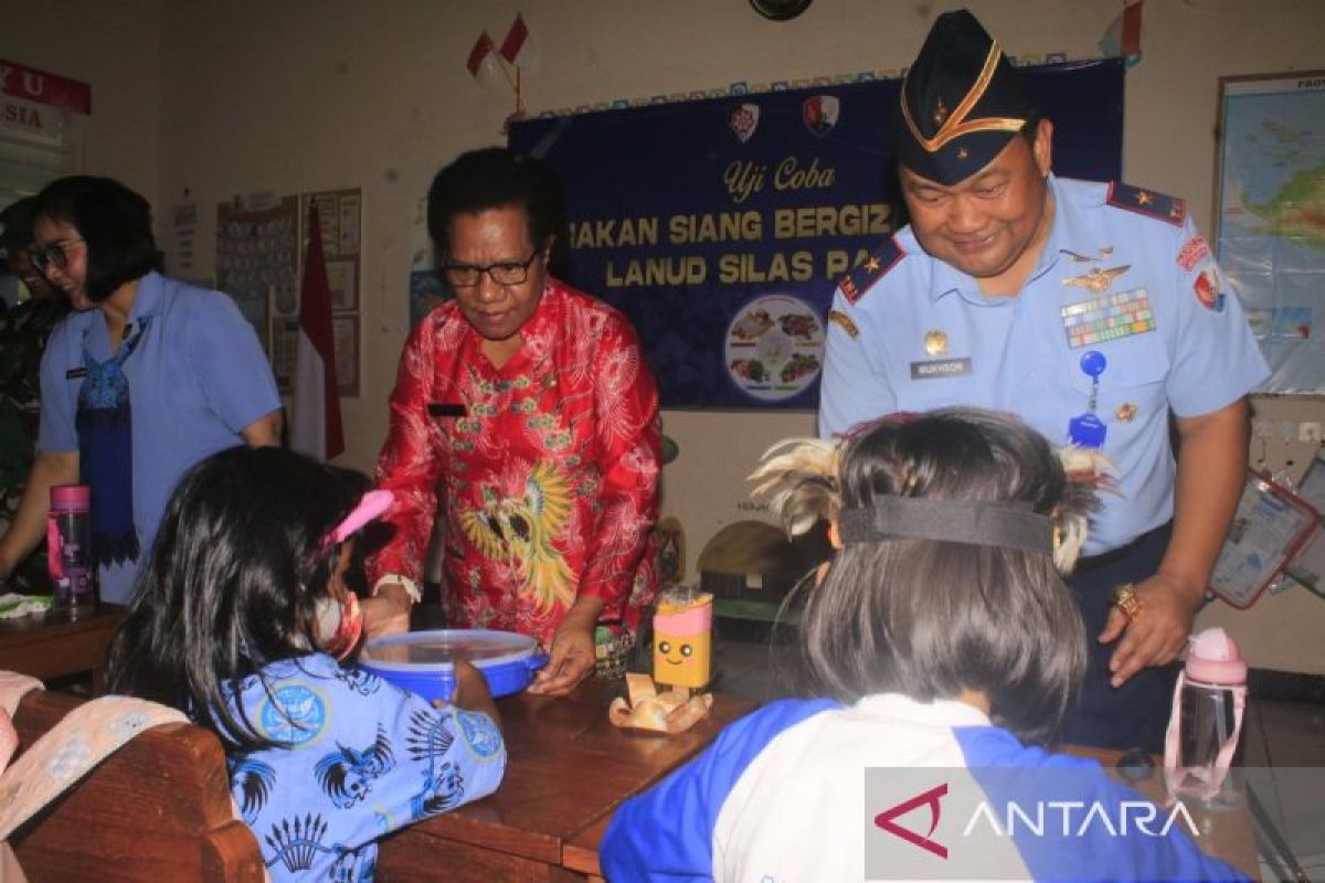 Lanud Jayapura uji coba makan bergizi 534 siswa TK-SD Angkasa