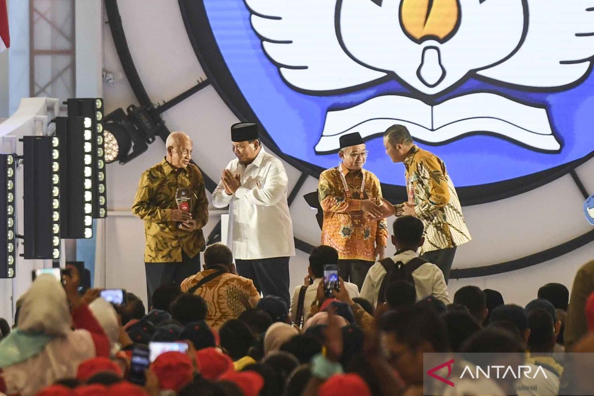 Prabowo memberikan "Anugerah Guru Hebat Indonesia 2024" kepada dua guru