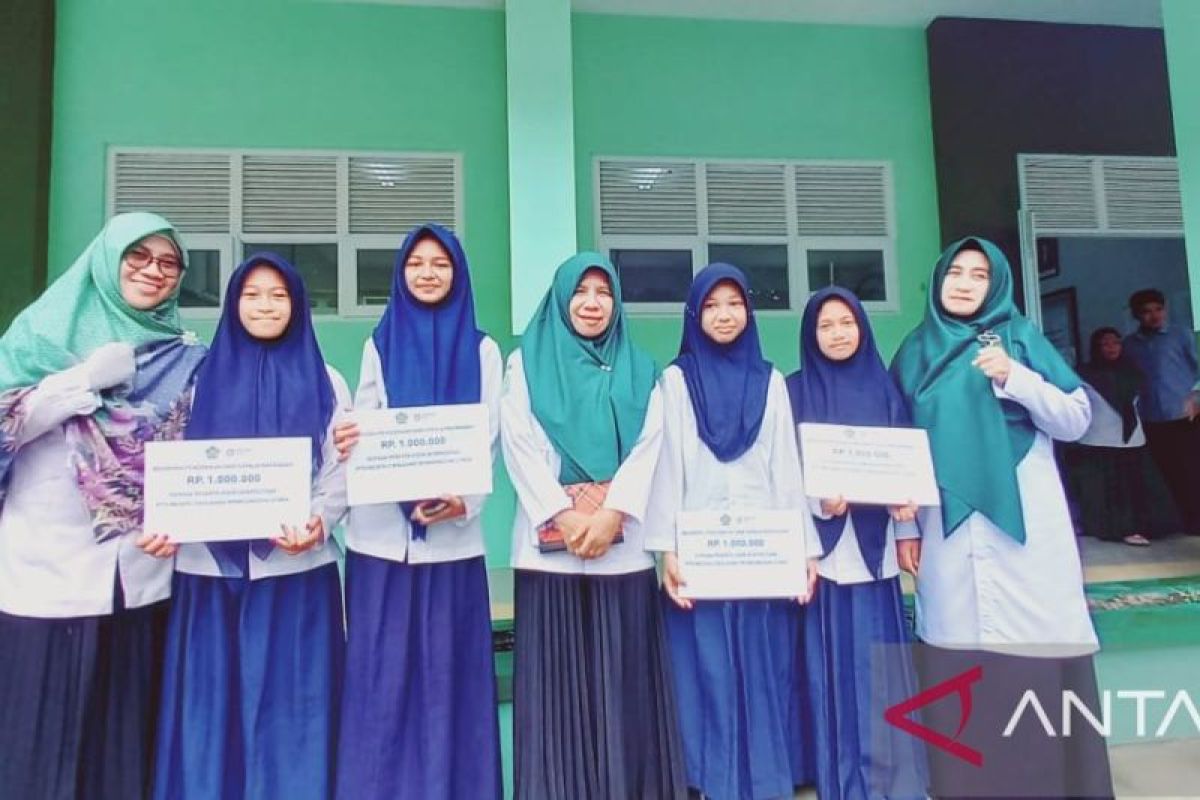 Madrasah di Bolmut serahkan beasiswa di Hari Guru Nasional