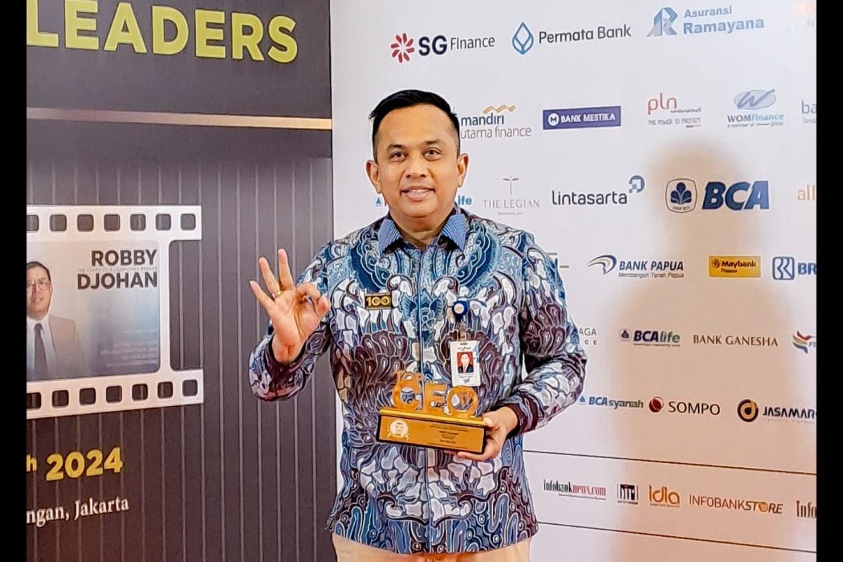 Dirut Bank Nagari Gusti Candra raih penghargaan "Top 100 CEO 2024"