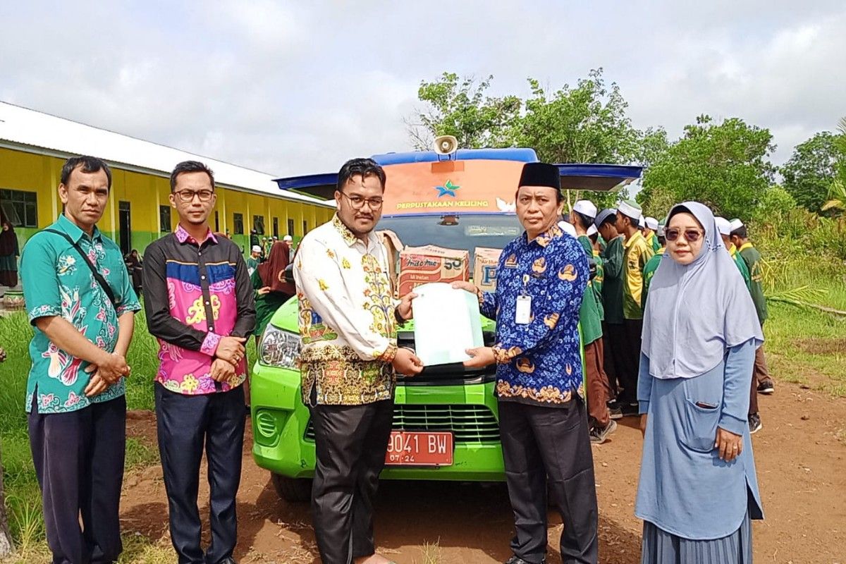 Disarpustaka Kapuas hibahkan 300 buku untuk Pondok Pesantren Babussalam