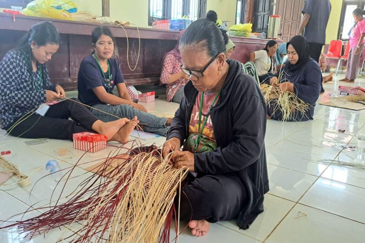 Astra Agro gandeng UMKM promosikan anyaman rotan khas Dayak Tomun