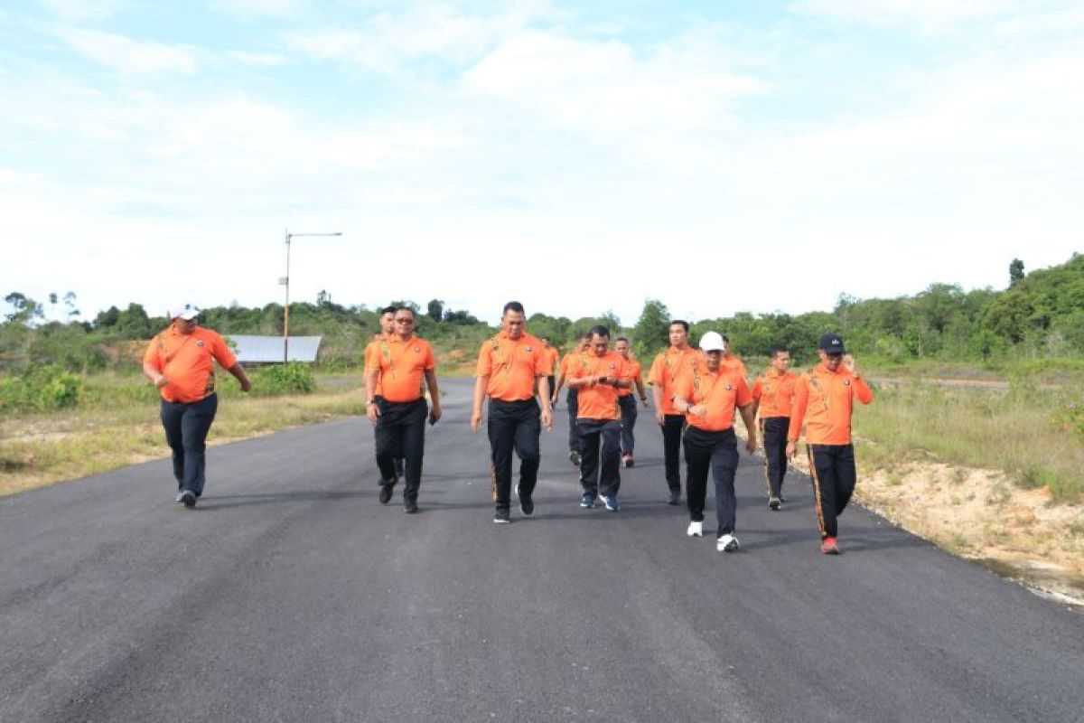 Kapolda Kaltara Didampingi PJU dan Personel Polda Kaltara Menjaga Kebugaran dengan Olahraga Jalan Santai