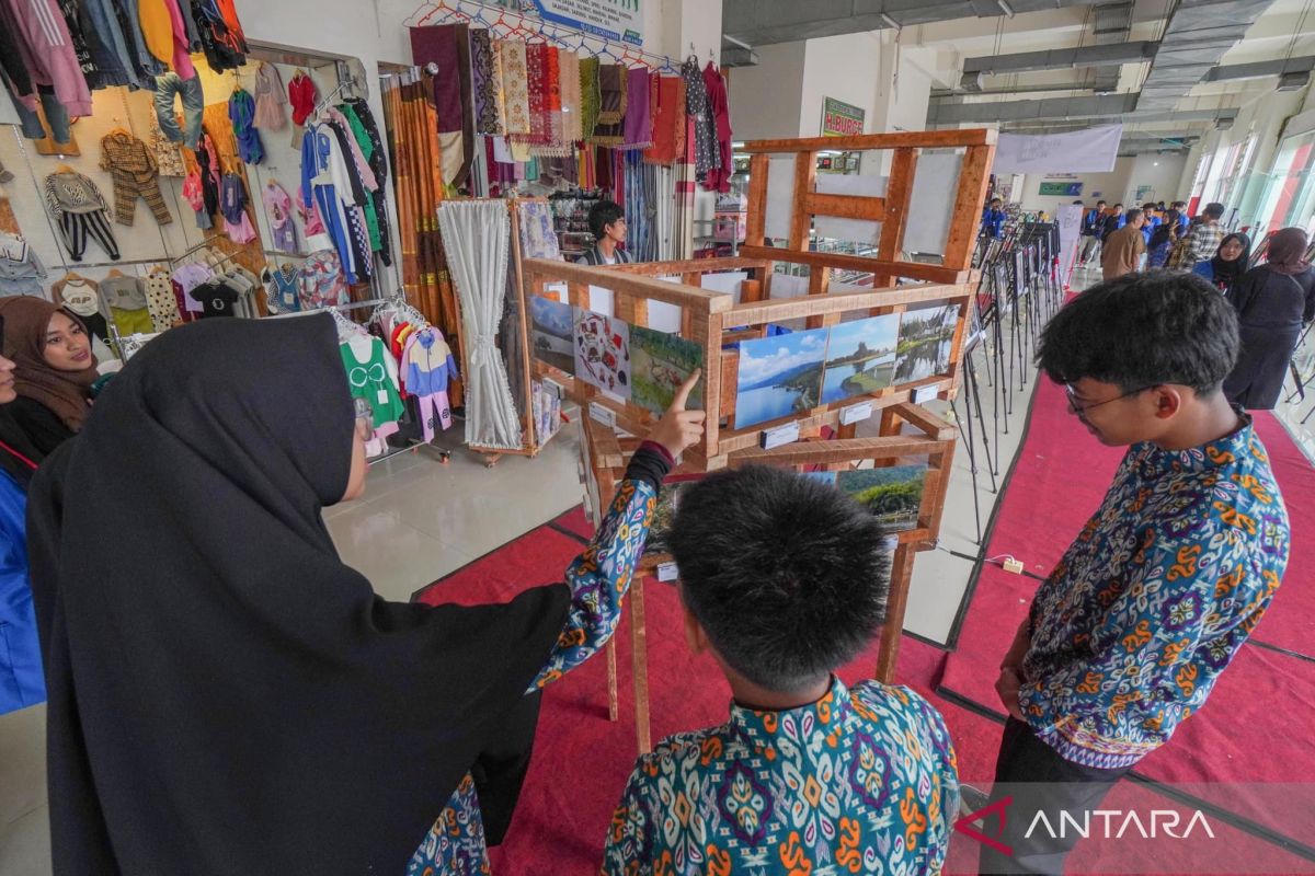 ISI Padang Panjang gelar Pameran foto Ruang Riuh di Pasar Pusat