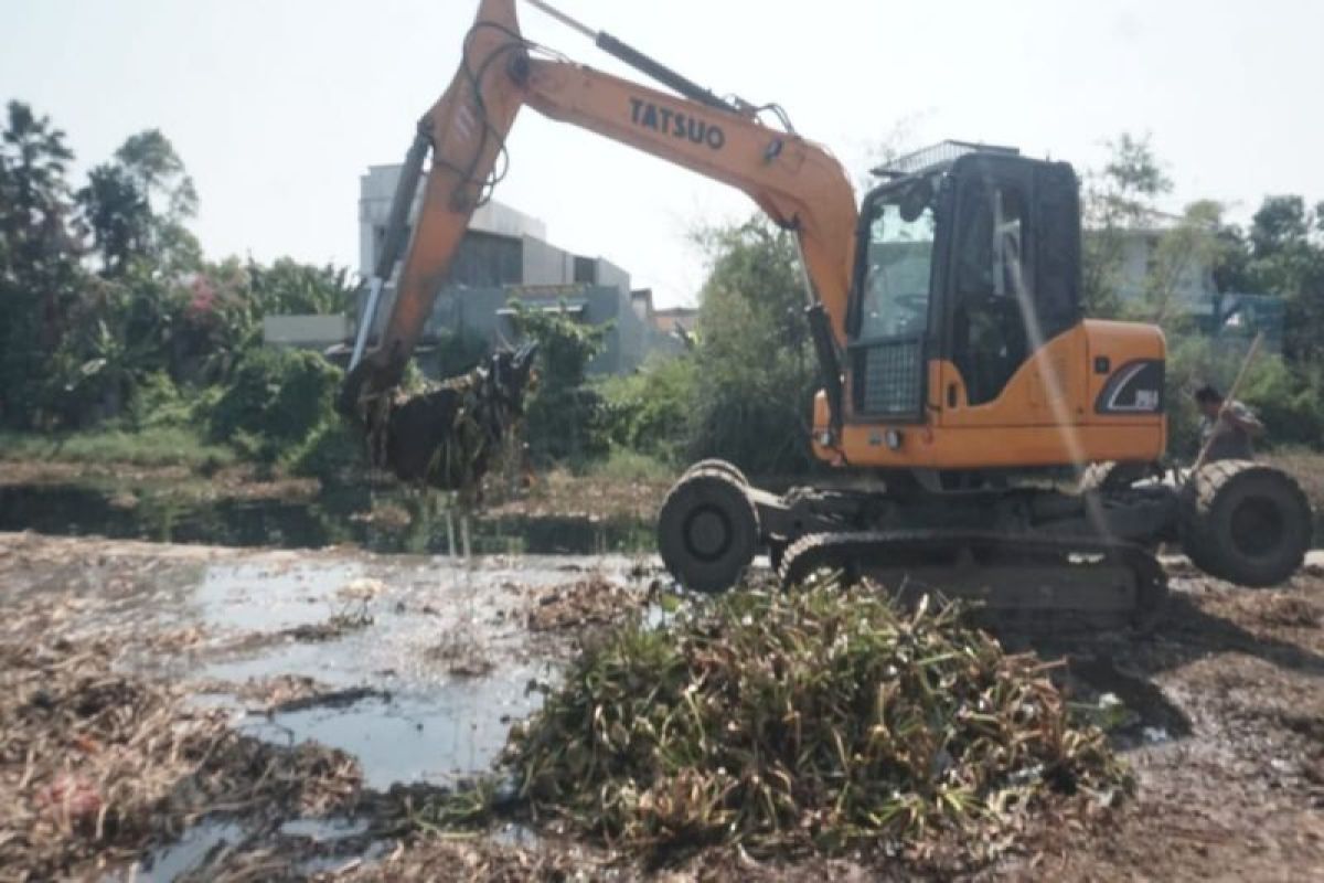 Pemkot Pekalongan kebut bersihkan sisa limbah enceng sungai cegah banjir