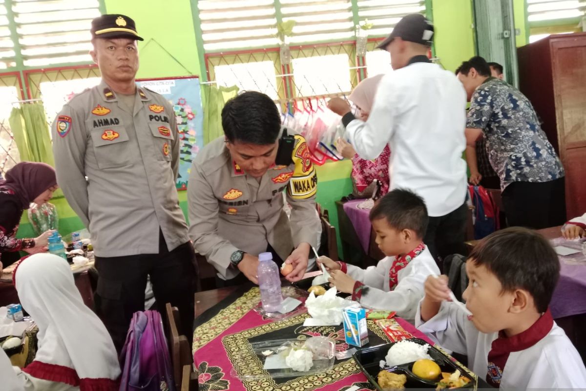 Polres Banyuasin bagikan 400 porsi makanan bergizi ke siswa SD