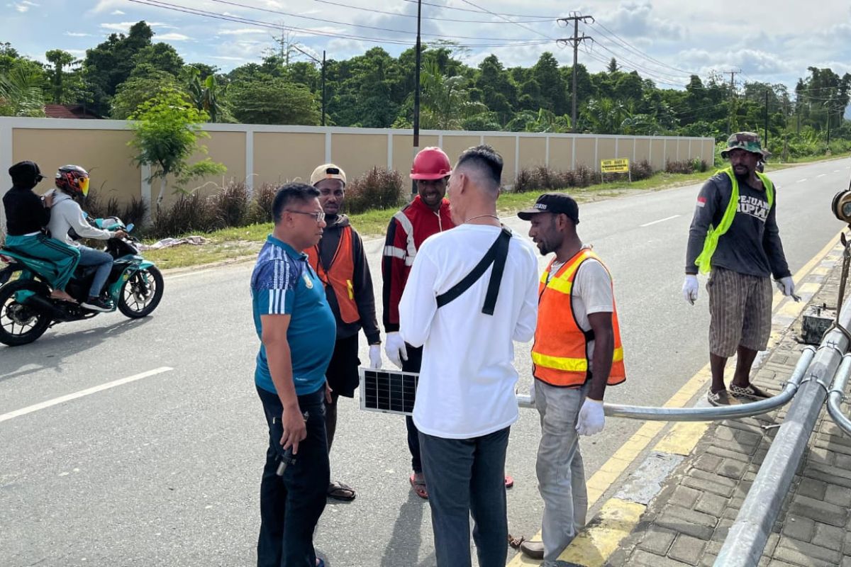 Pemkot Jayapura perbaiki LPJU jalan Hamadi-Holtekamp