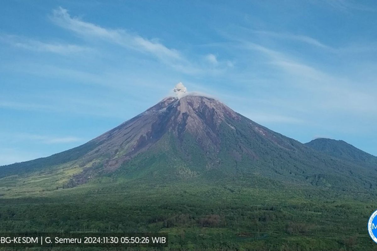 Gunung Semeru erupsi pada Sabtu pagi