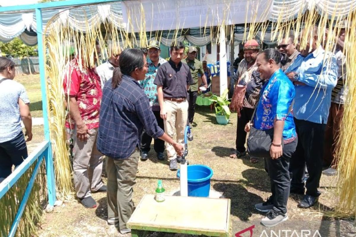 Pj Bupati Biak Sofia mengalirkan kebutuhan air bersih warga di delapan kampung