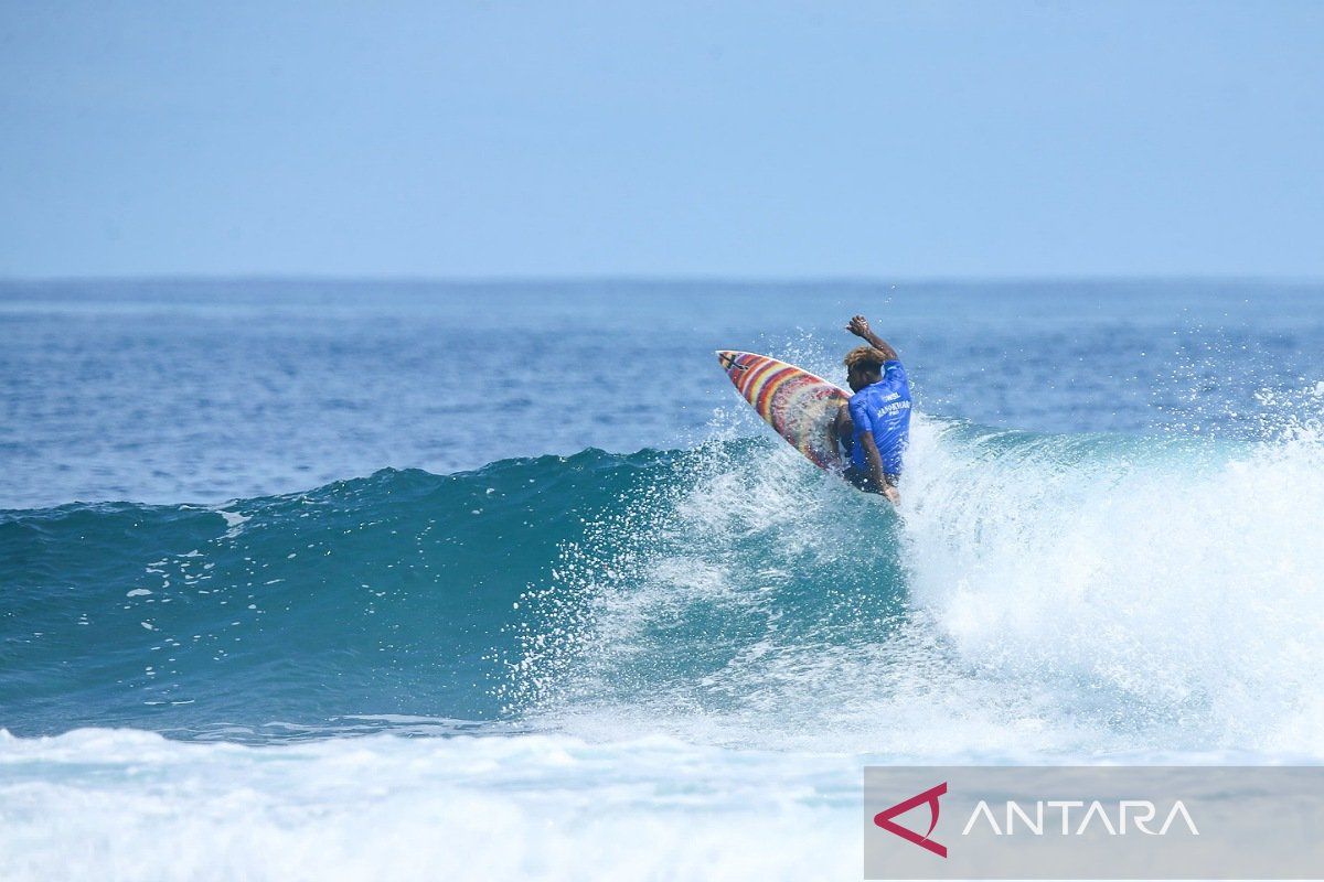 Kompetisi surfing internasional di Manokwari