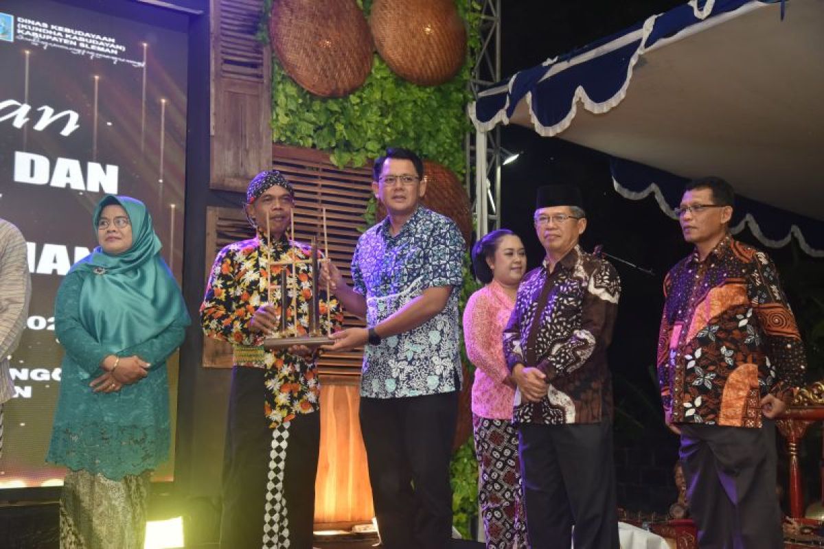 Sleman menyerahkan hibah gamelan dan alat musik kepada kelompok kesenian