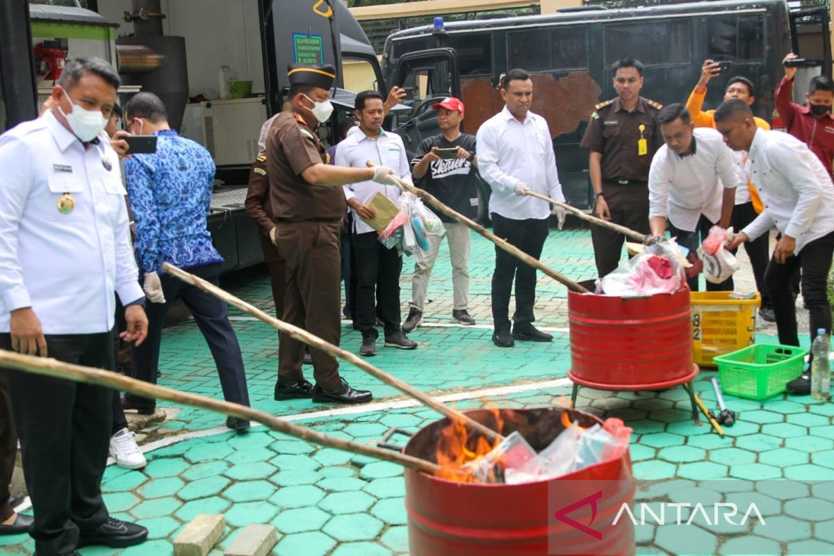 Kejari Kendari musnahkan 4,148 Kg narkotika dan senjata tajam