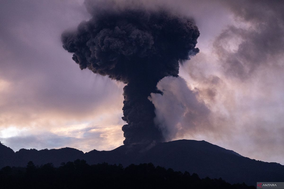 Badan Geologi turunkan status Gunung Marapi jadi Waspada