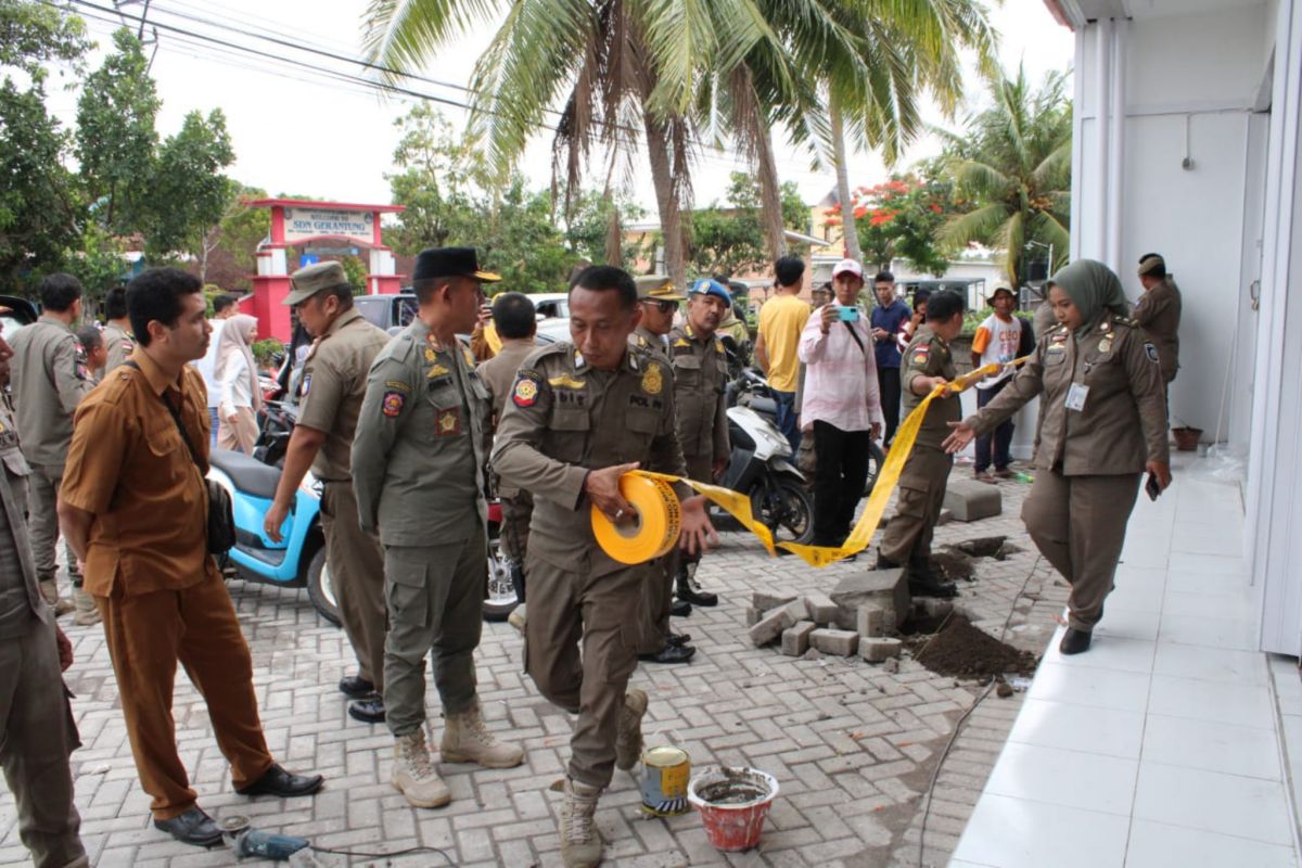 Satpol PP tutup paksa ritel modern tak miliki izin di Lombok Tengah