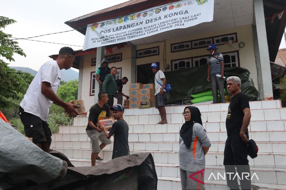 Pj Bupati Flotim salurkan bantuan ANTARA bagi korban erupsi Lewotobi