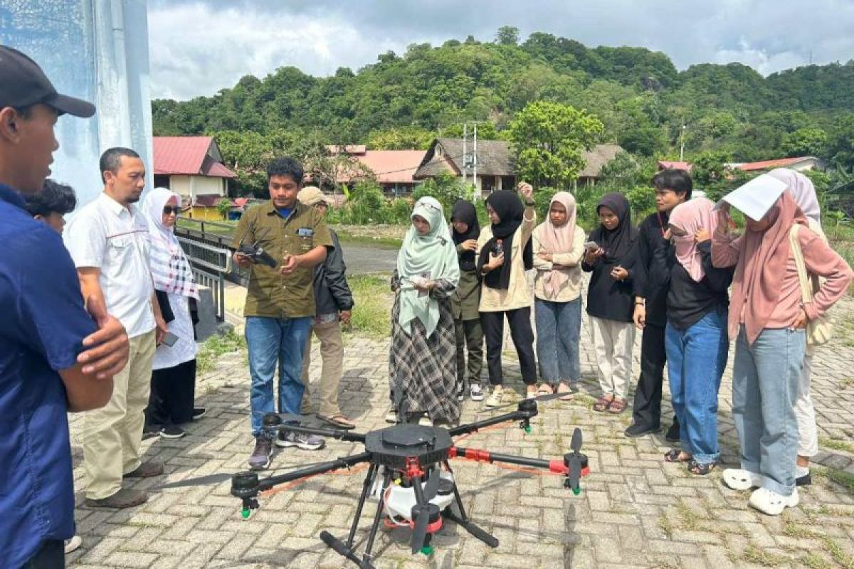 Polipangkep perkenalkan teknologi modern "drone spraying" penyemprotan di perkebunan