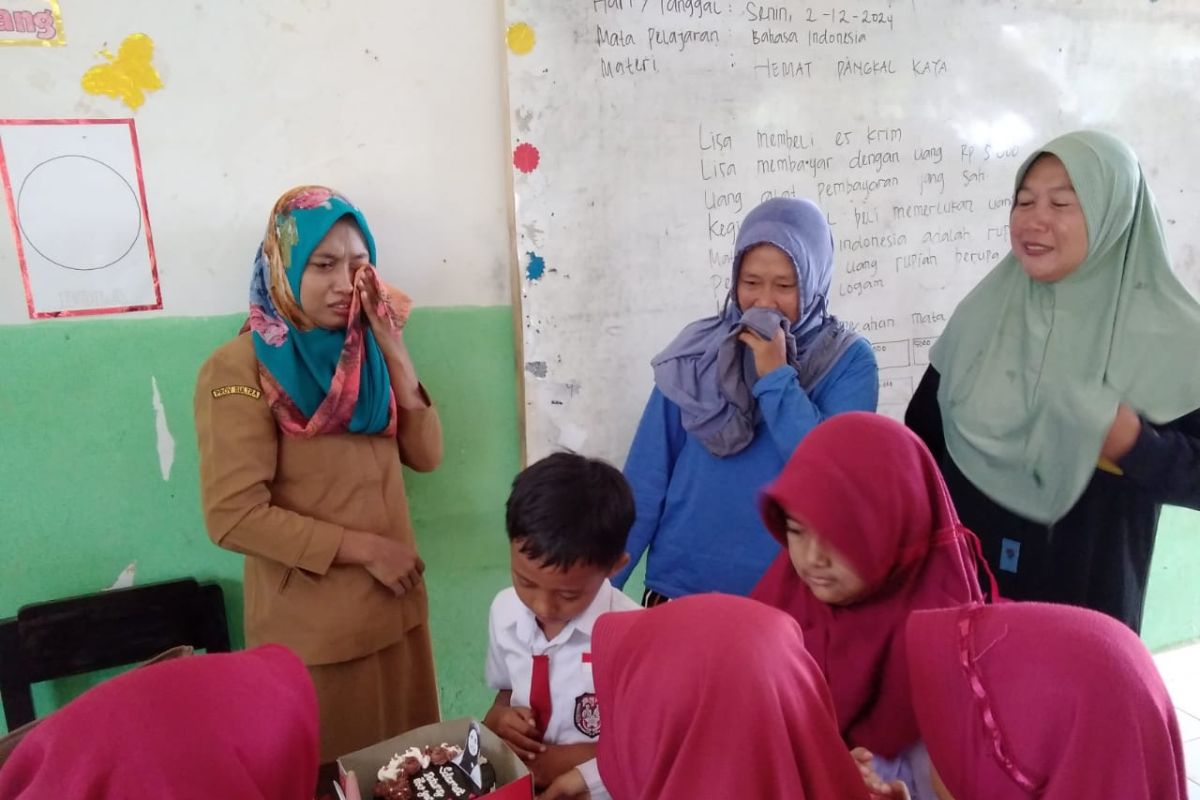 Supriyani disambut para siswa saat kembali mengajar di SDN 4 Baito Konsel