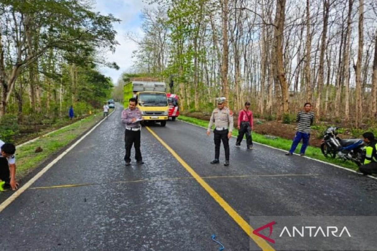 Mobil microbus rombongan pelajar SMA 1 Panji kecelakaan