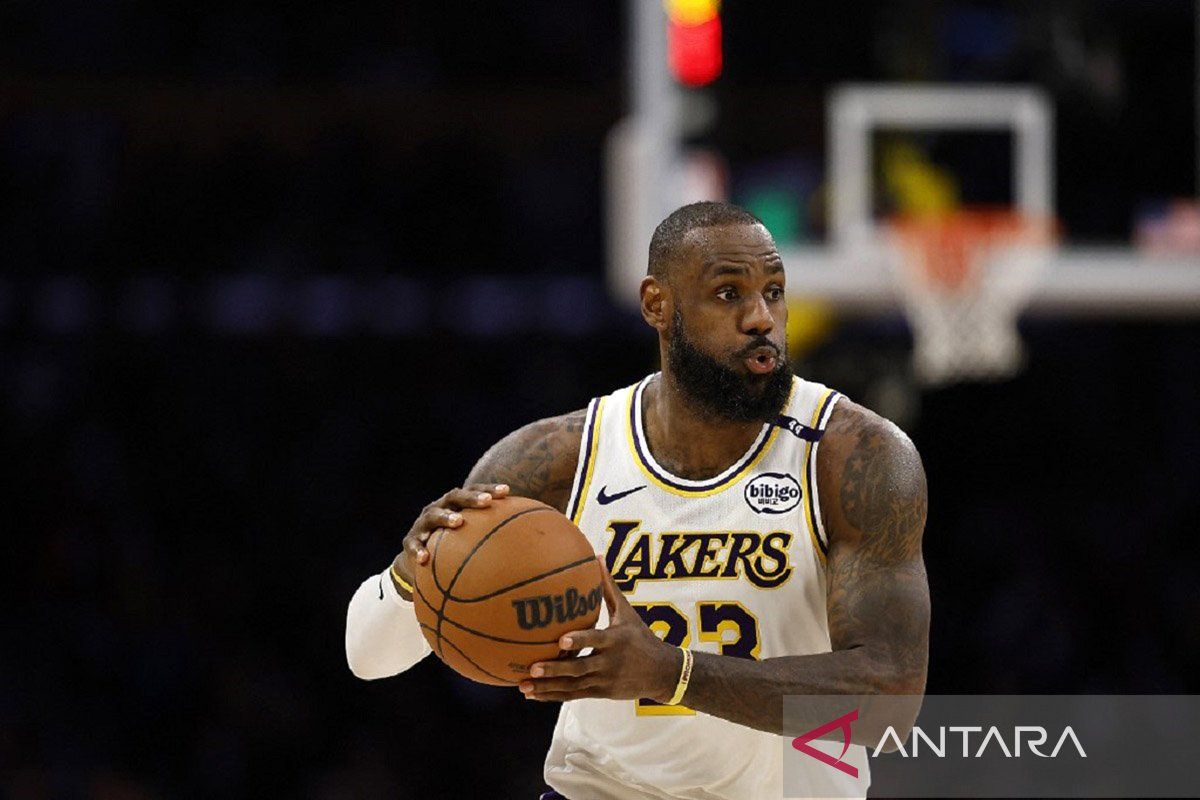 LeBron James tetap bertahan di Lakers untuk berduet dengan Doncic