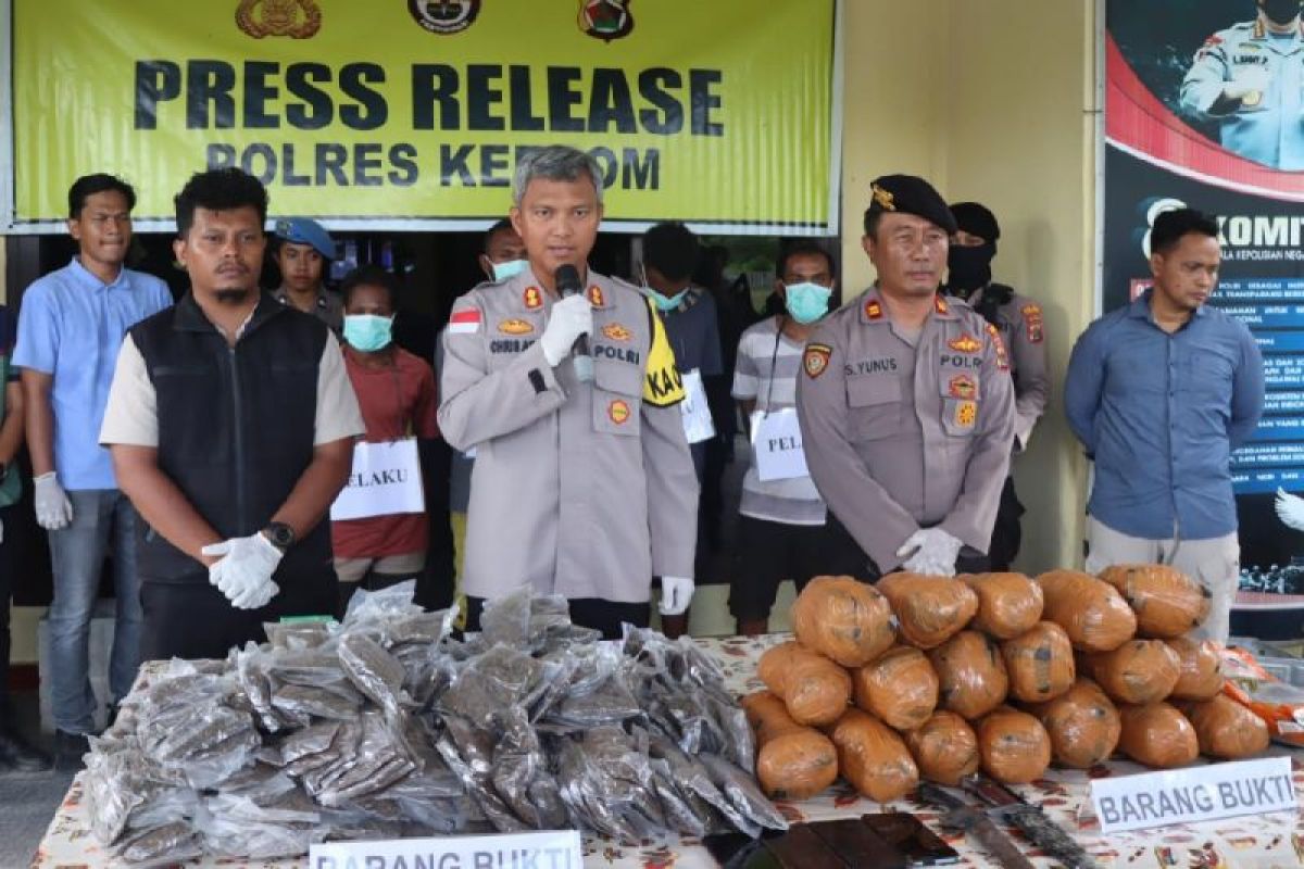 Polres Keerom tangkap tiga warga Papua Nugini membawa 20 kilogram ganja