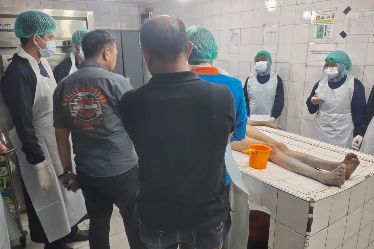 Pria tak dikenal ditemukan tewas di pelataran gudang di Pekanbaru