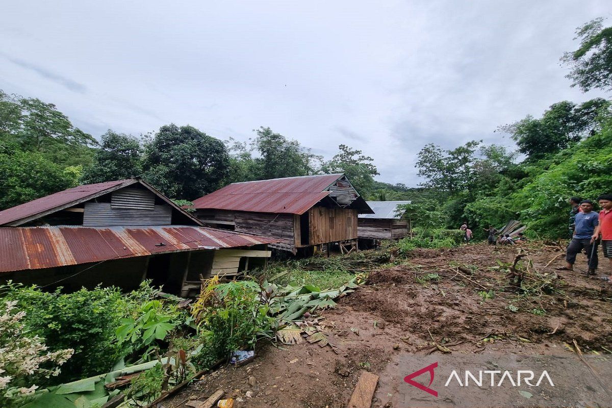 Dua rumah warga di Kolaka rusak berat akibat tanah longsor