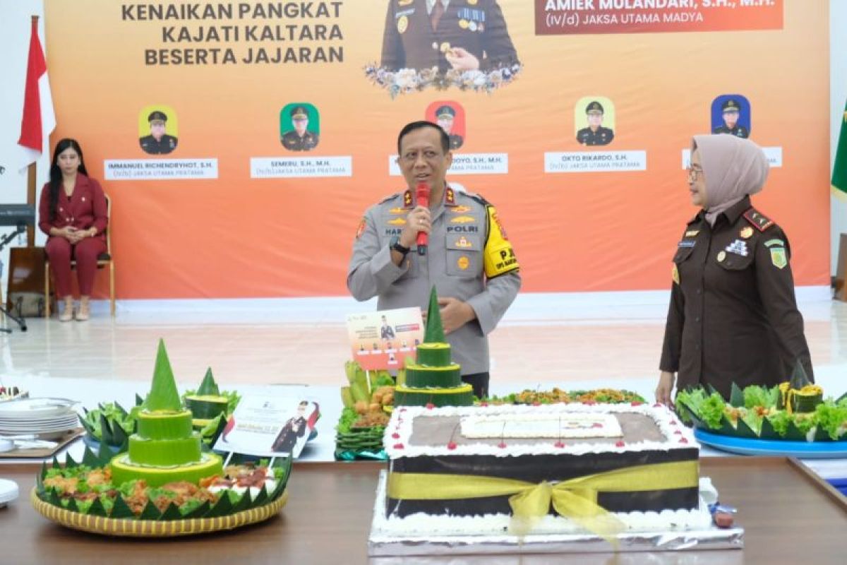 Kapolda Kaltara Berikan Surprise dan Ucapan Selamat atas Kenaikan Pangkat  Kajati