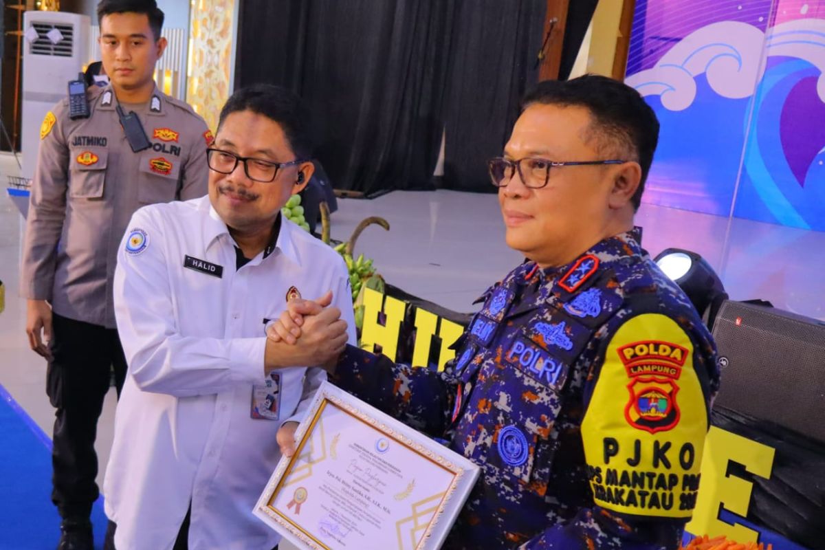 Kapolda Lampung dapat penghargaan KKP karena ungkap penyelundupan BBL