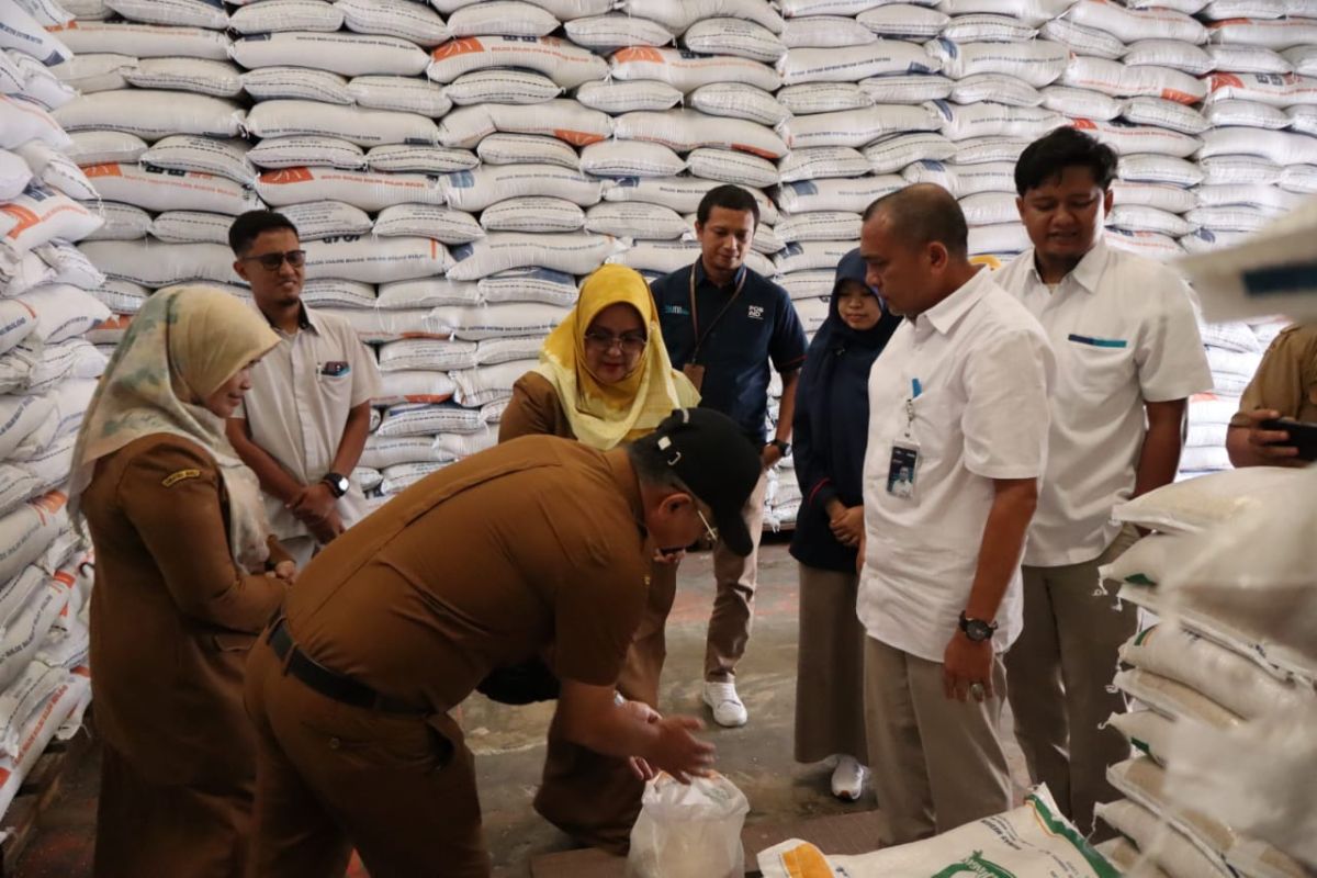 Bulog Bukittinggi salurkan ribuan ton Bantuan Cadangan Pangan Beras di Sumbar