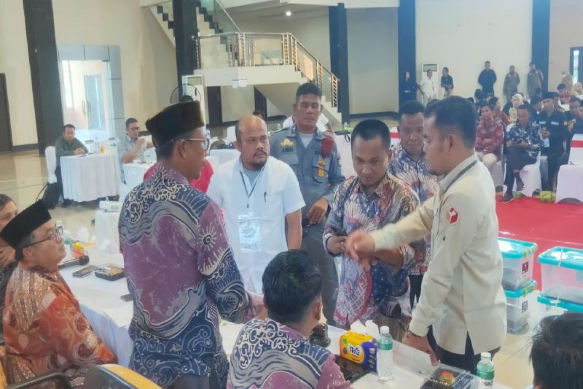 Pleno KPU Siak langsung ricuh ketika baru dimulai, dua pihak berebut saksi