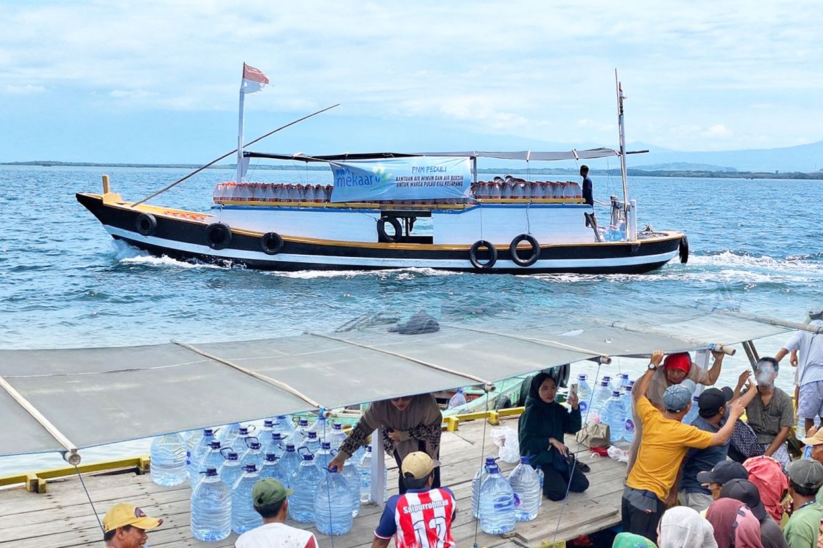 PNM beri bantuan air minum ke warga Gili Ketapang Jatim