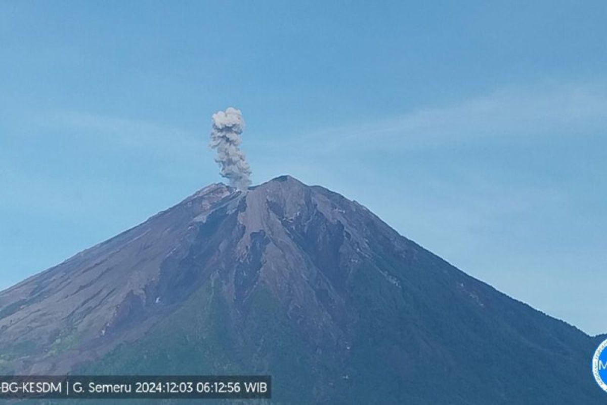 Semeru erupsi terus menerus pada Selasa pagi