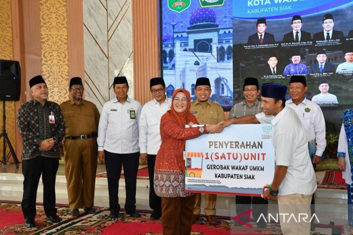 Pelaku UMKM di Siak terima wakaf gerobak dari program CWLD Seri-002 YBRKS