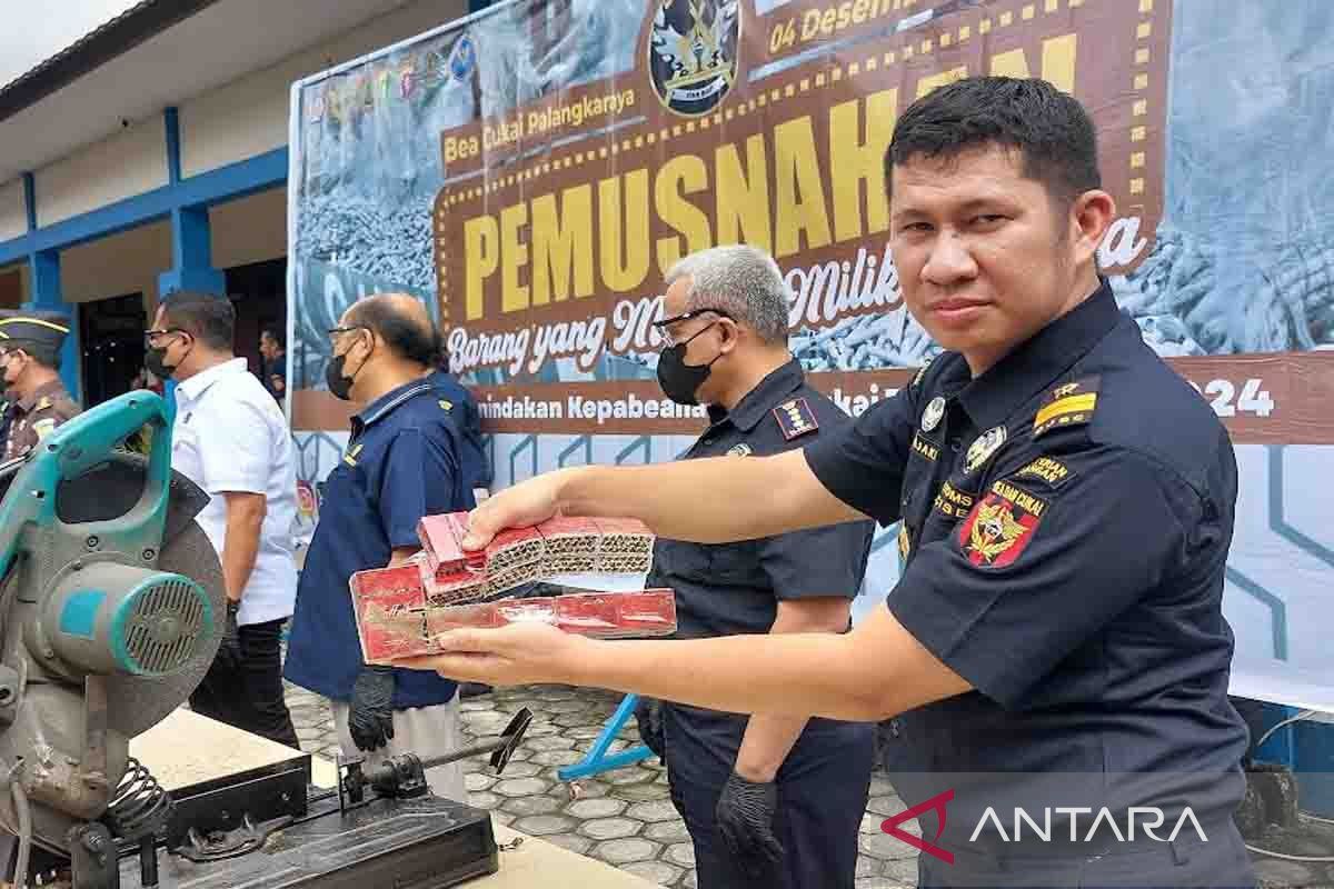 277.860 batang rokok dan 431,20 liter miras ilegal dimusnahkan Bea Cukai Palangka Raya