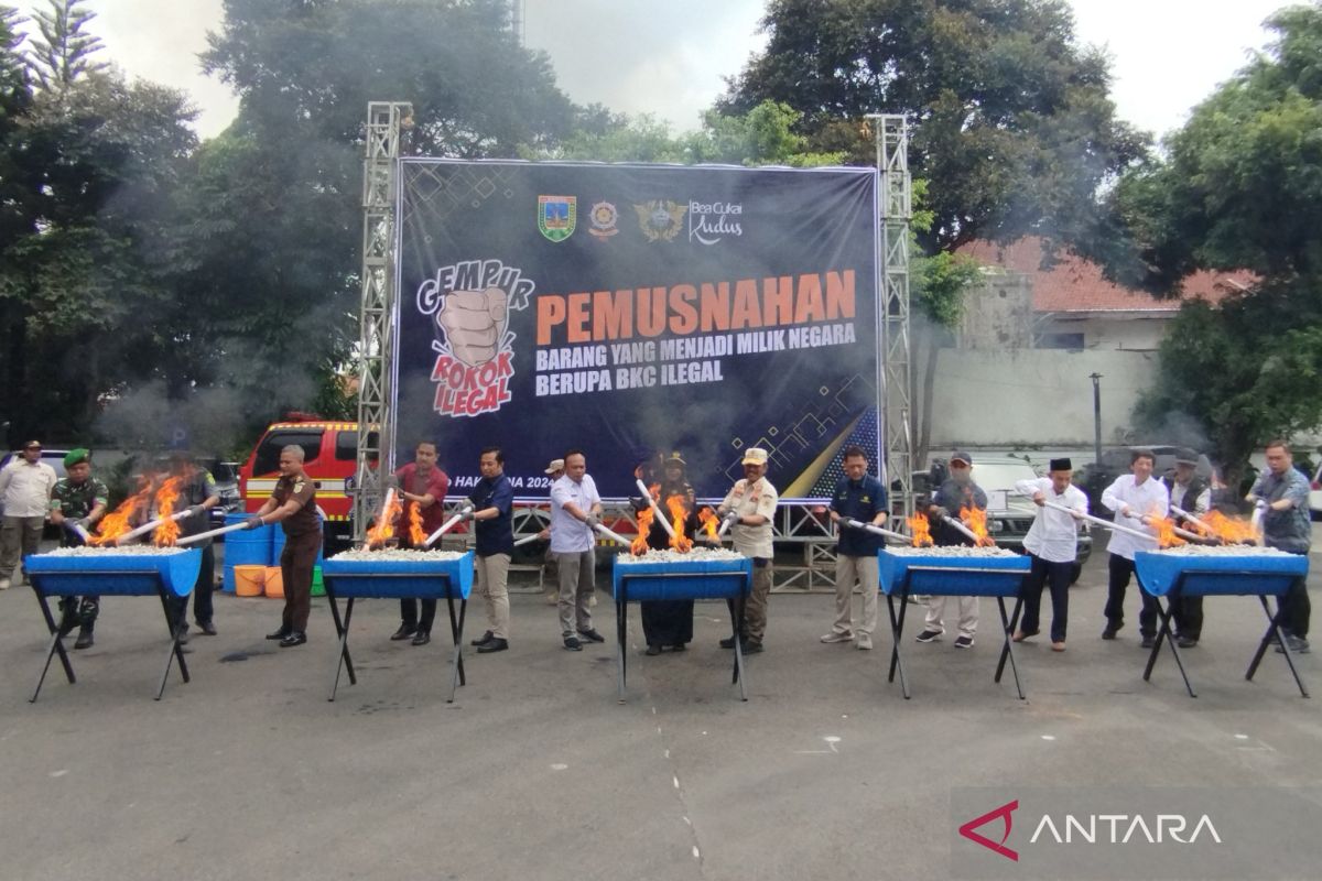 Pemkab Kudus  bersama Bea Cukai musnahkan 5,64 juta batang rokok ilegal