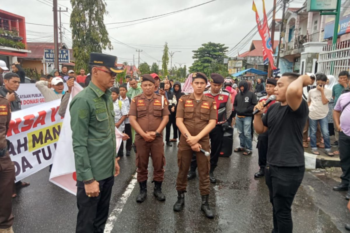 Puluhan massa datangi Kejaksaan, minta Kajari usut tuntas dugaan korupsi dana bencana Malampah-Pasaman