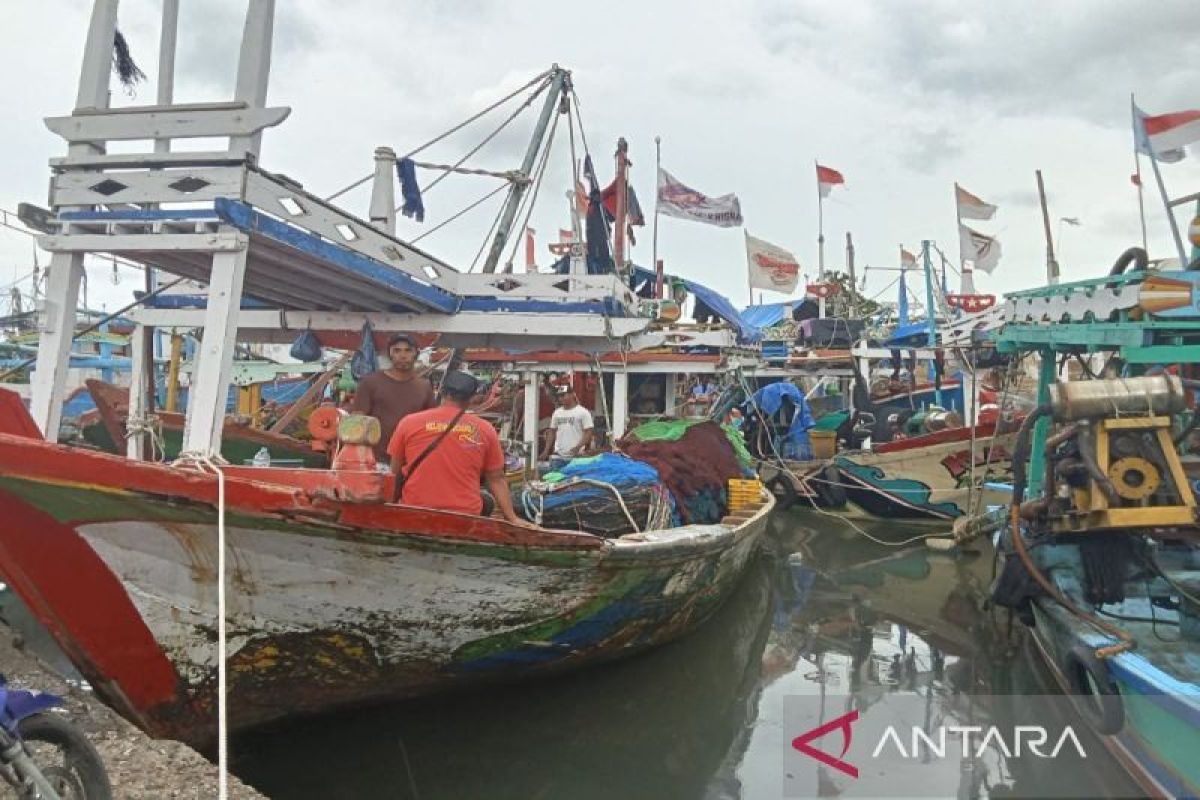 Kapal nelayan Batang tenggelam diterjang ombak