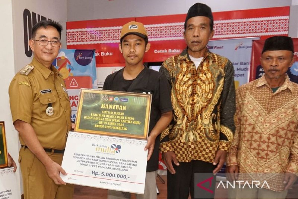 Pj Bupati Magelang  serahkan bantuan pembangunan jamban