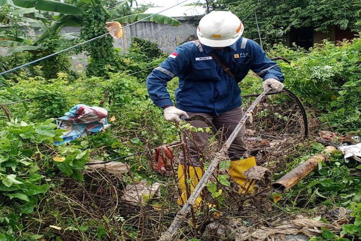 PLN Icon Plus perbaiki kabel fiber optik di Jalan Raya Demak-Kudus