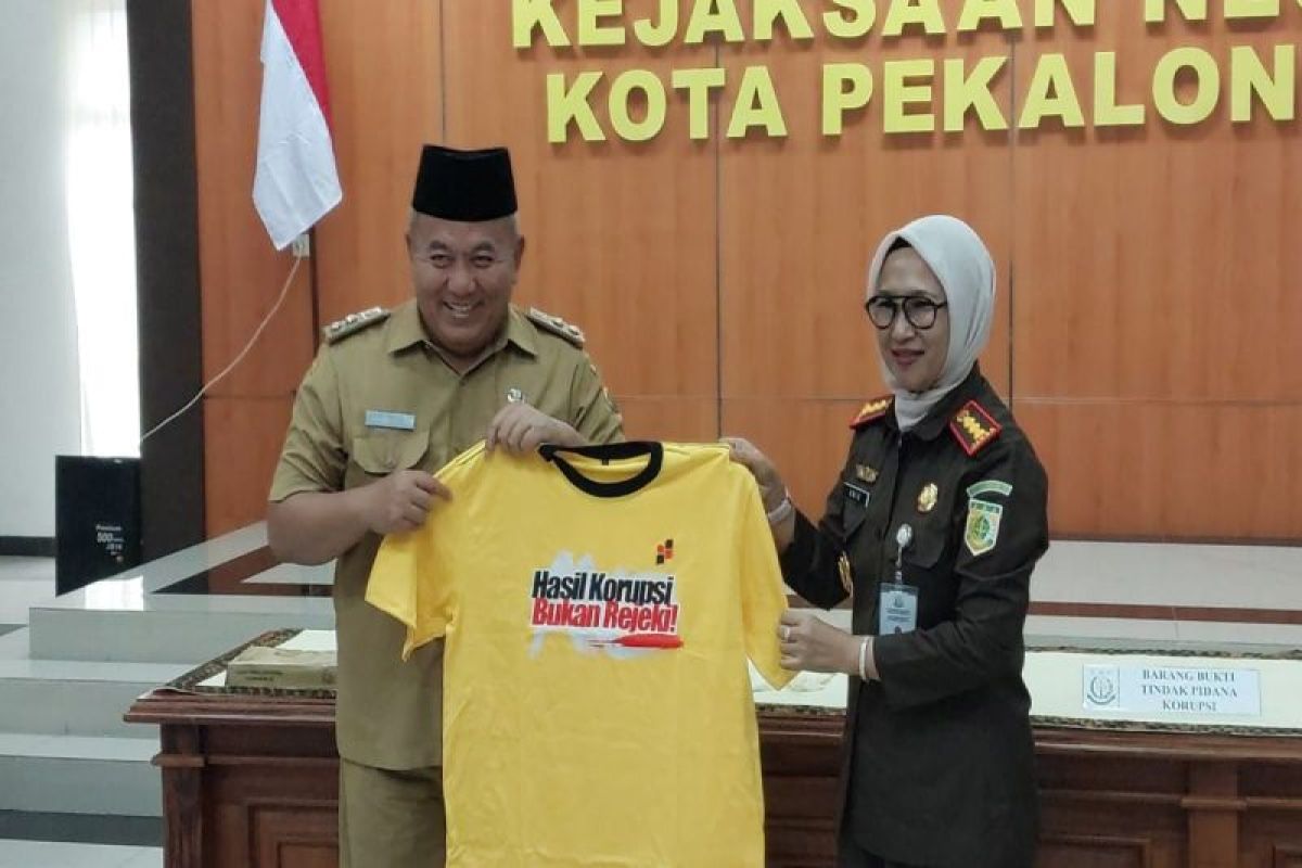 Kejari Pekalongan serahkan Rp500 juta uang pengganti  PT SJR ke pemda