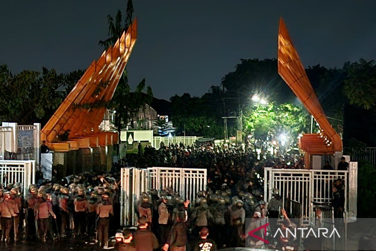 Ratusan pendukung PSIS sempat blokade akses masuk Stadion Jatidiri Semarang