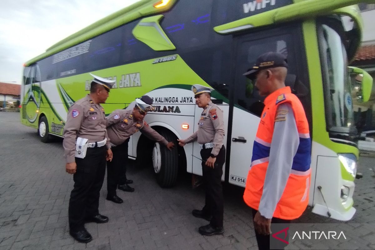 Tim gabungan lakukan "ramp check"  bus AKAP di Terminal Induk Jati