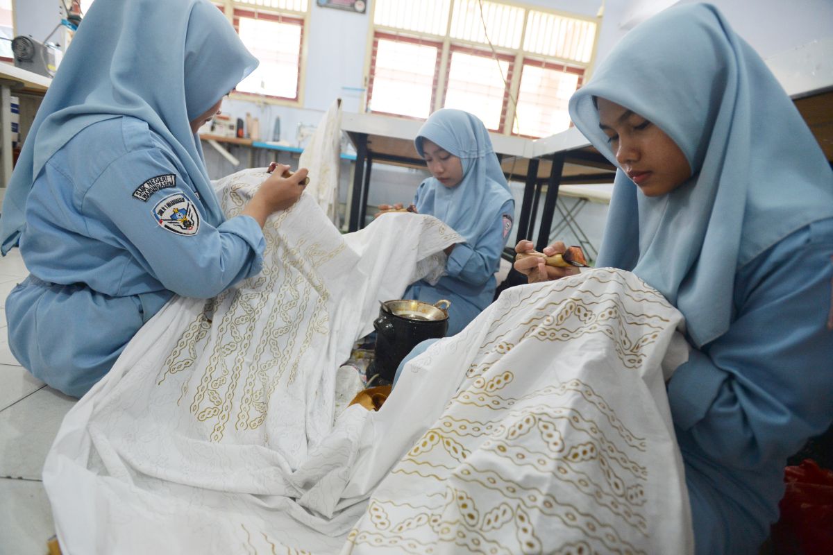 SMKN 1 Warungasem jadi benteng pelestarian batik tulis Batang