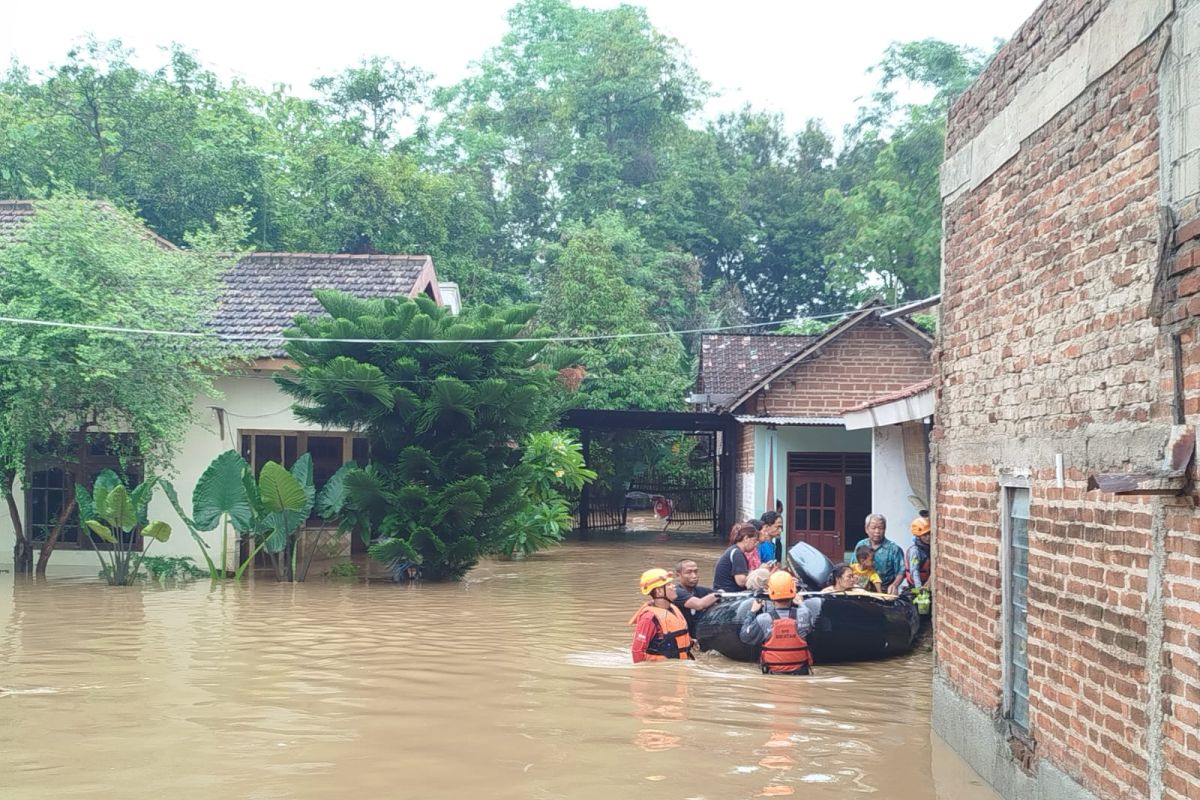 Banjir  bandang putus jalur provinsi Trenggalek-Ponorogo-Pacitan