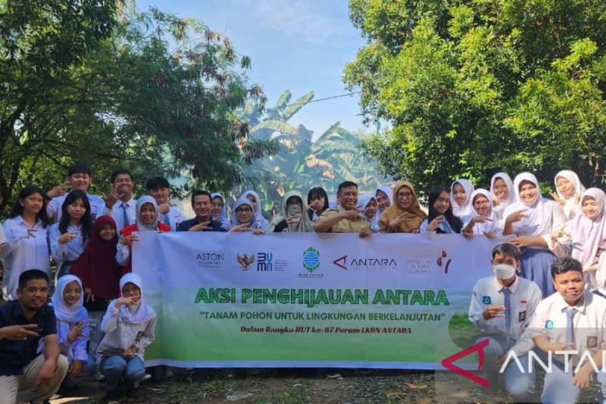 ANTARA Kalbar tanam pohon di SMAN 10 Pontianak