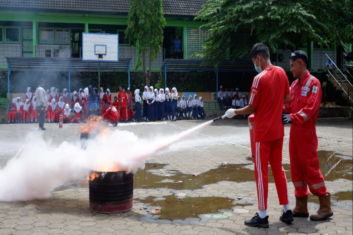 PLTU Batang edukasi siswa tanggap darurat  kebakaran