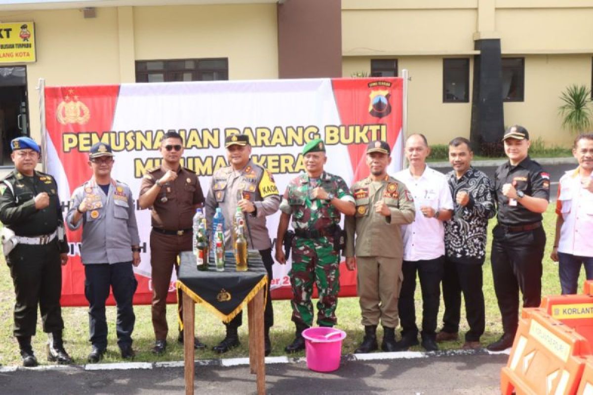 Polres  Magelang Kota musnahkan 876 botol minuman beralkohol