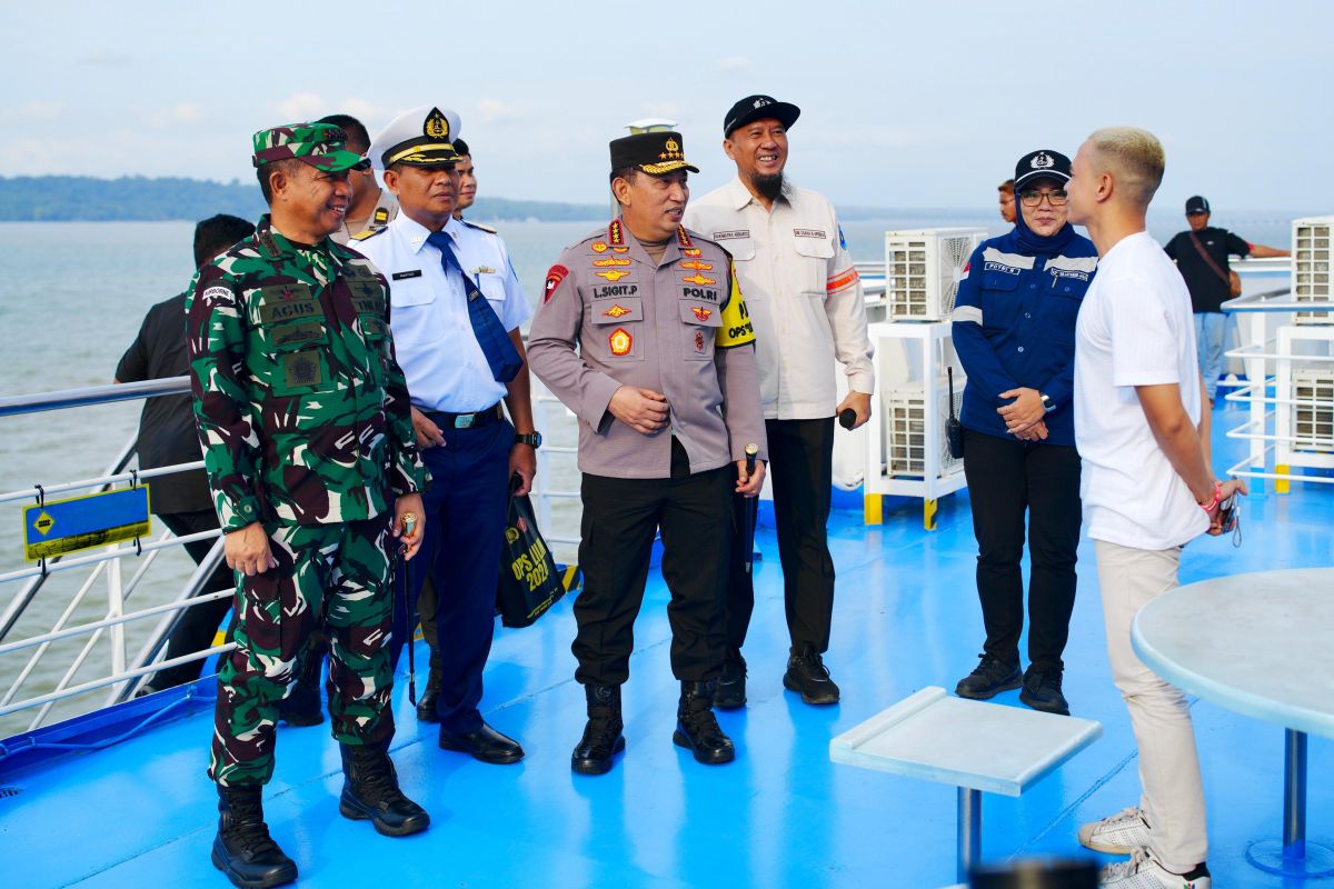 Kapolri tinjau kesiapan layanan Natal-Tahun Baru di Tanjung Perak