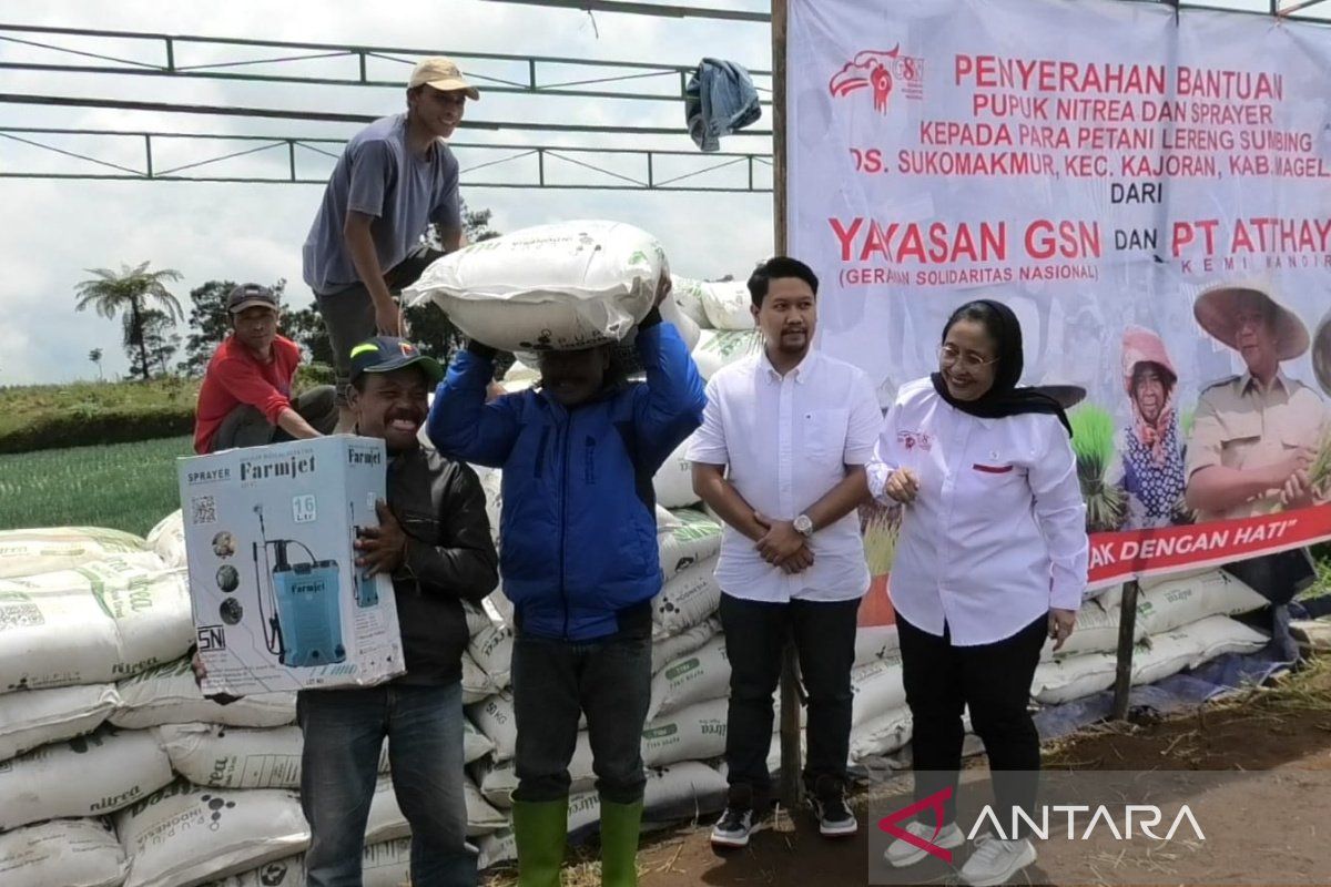 Bantuan pupuk gratis untuk petani lereng Sumbing Magelang