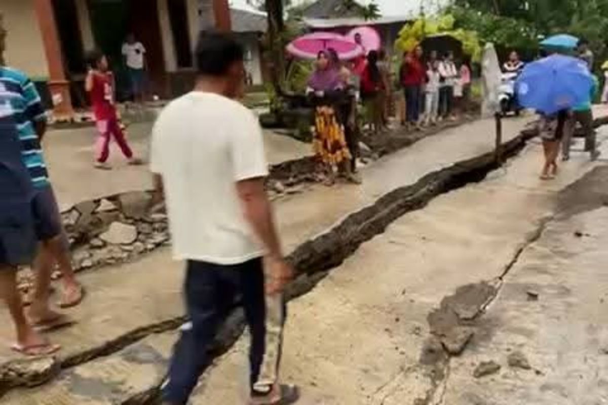 Jalan penghubung antardesa di Sragen retak